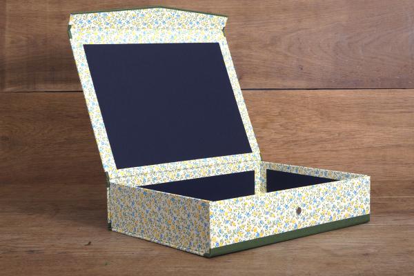 Box geöffneter Deckel, Deckel fest an der Box, Verschlußklappe magnetisch